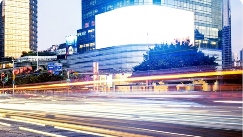 A evolução do OOH em 2026 une tecnologia, emoção e presença real nas ruas