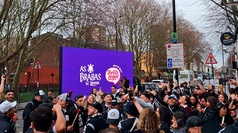 Broto Legal celebra o patrocínio ao time feminino do Corinthians com ação de OOH durante a final da FIFA Women’s Champions Cup 2026, em Londres